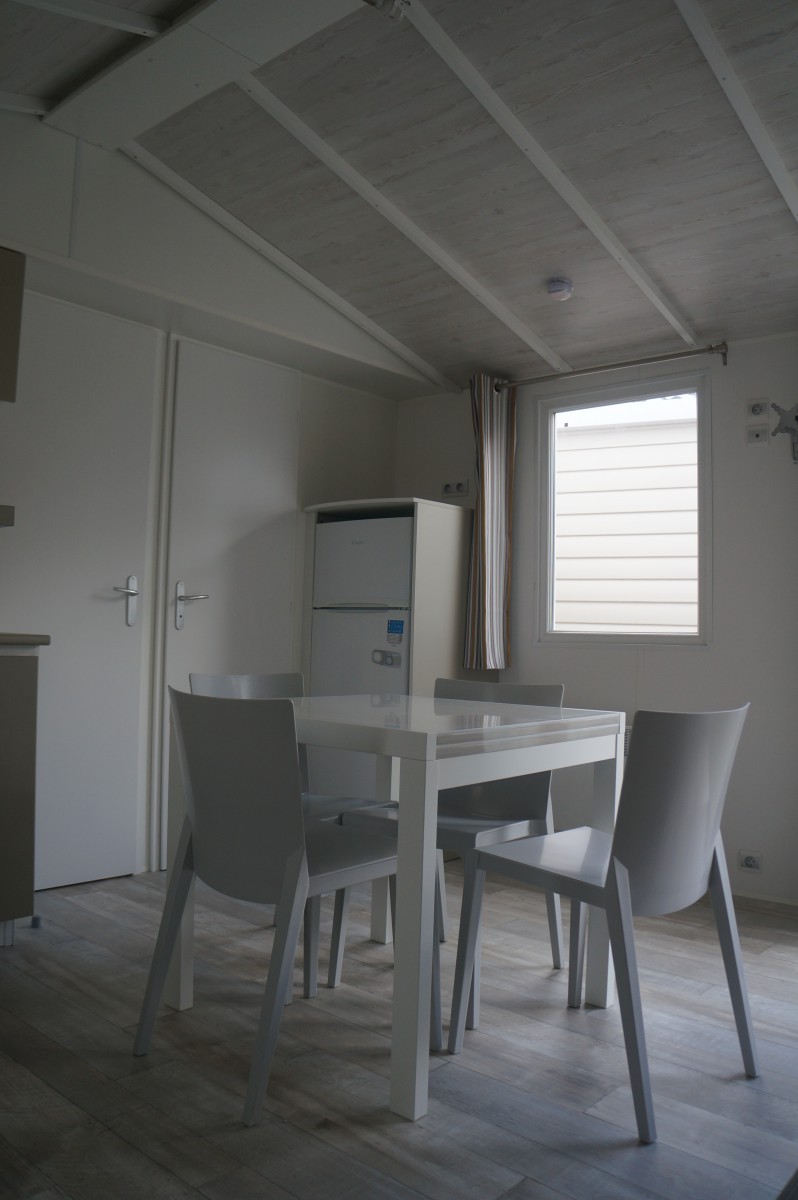 le coin-repas du mobil home neuf IRM Super Titania Regular 2 chambres 2016