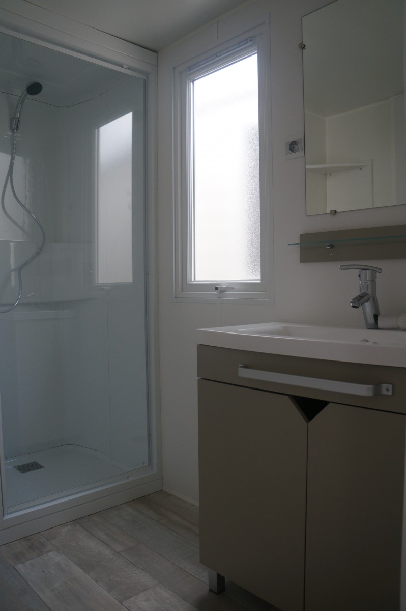 la salle de bain du mobil home neuf IRM Super Titania Regular 2 chambres 2016