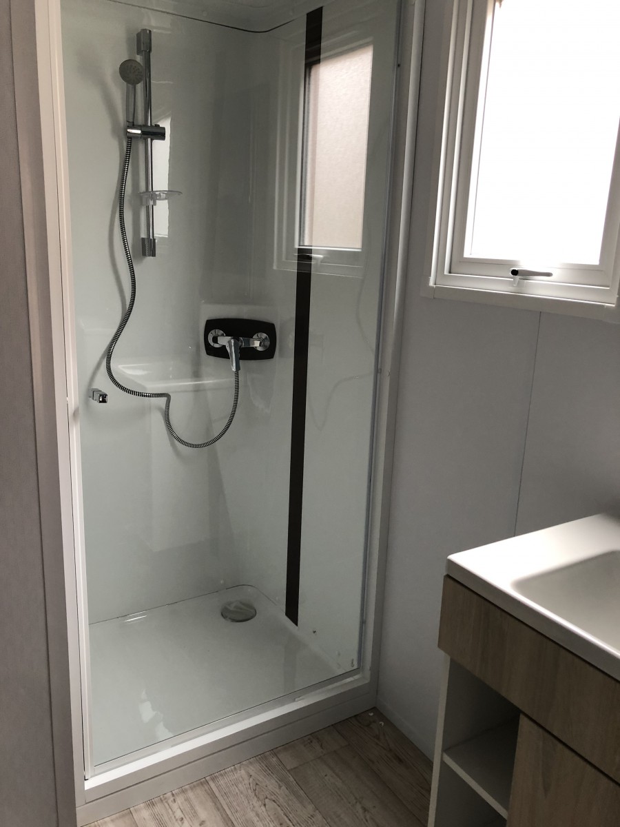 Salle de bain du mobil home neuf Louisiane SAMOA 2019