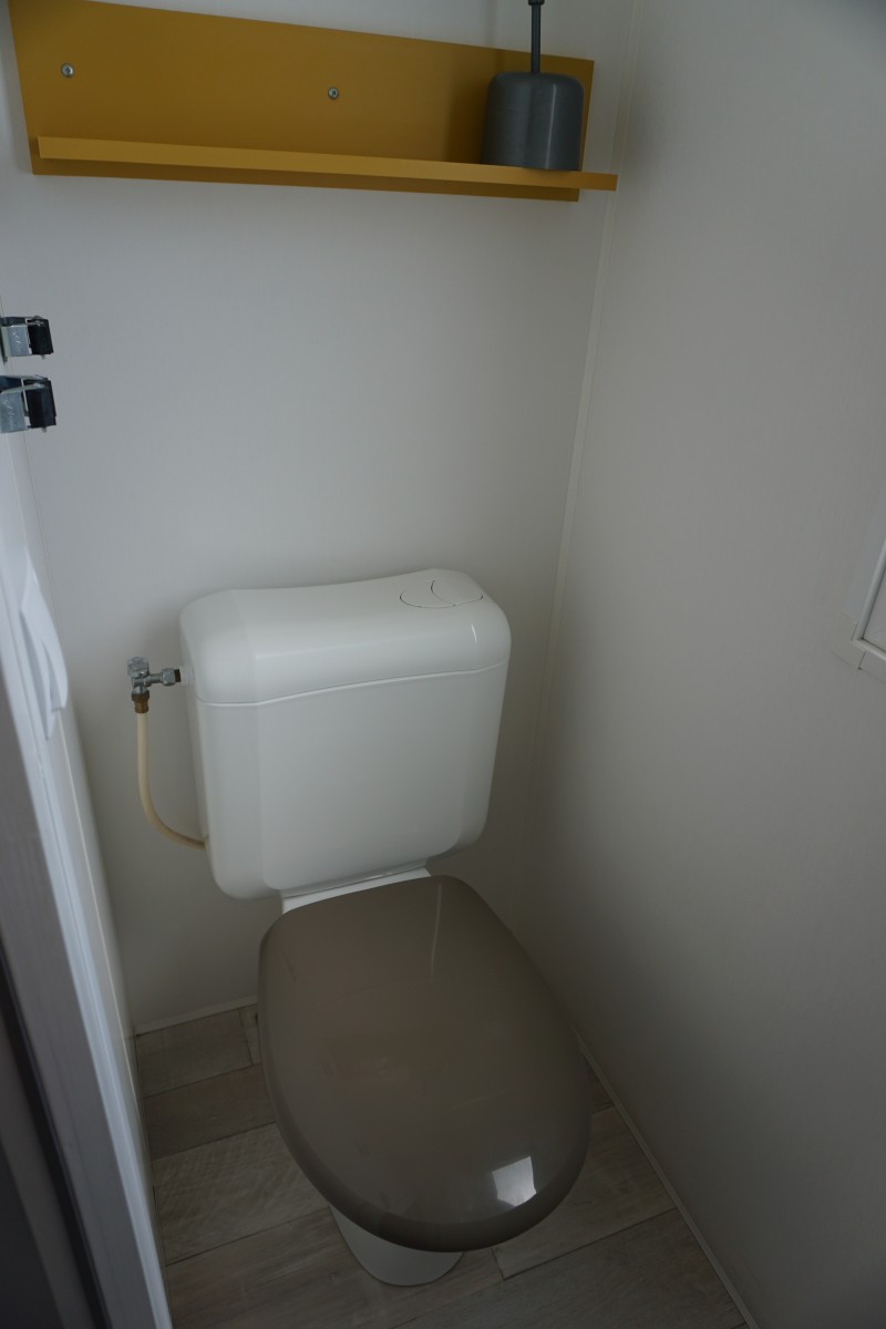 WC du mobil home d'occasion sur parcelle en camping IRM Super Mercure 2 chambres