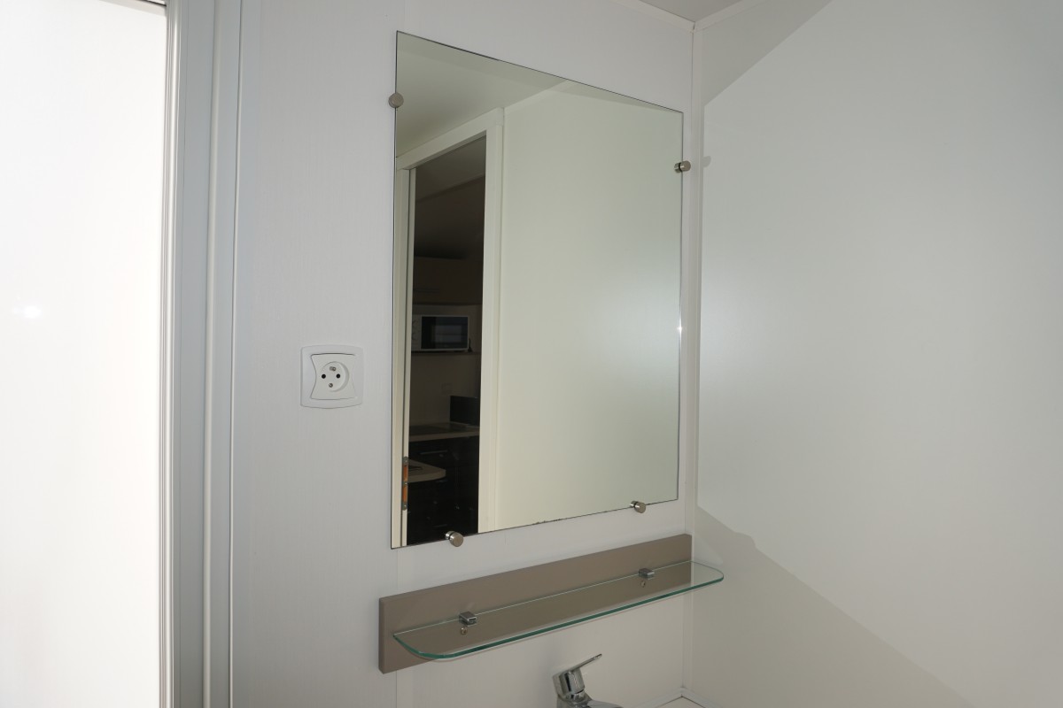 Miroir de la salle d'eau du mobil home d'occasion 2 chambres IRM ELEGANZIA 2018