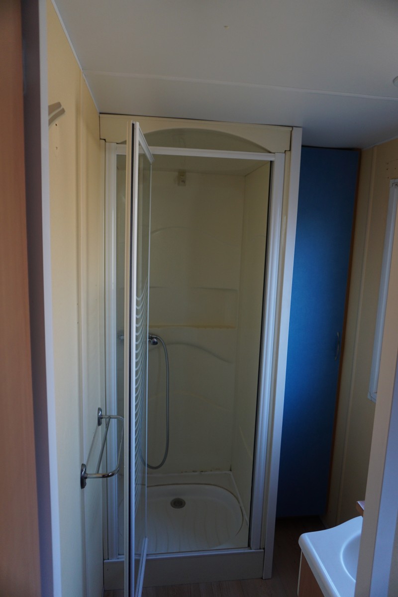Cabine de douche du mobil home d'occasion 2 chambres IRM SUPER TITANIA 2003