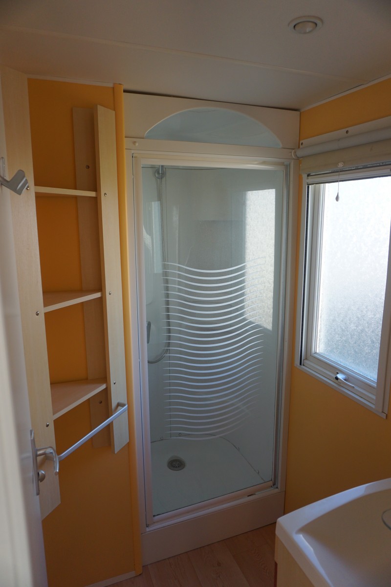 Salle d'eau du mobil home occasion 3ch IRM Super Octalia 2006