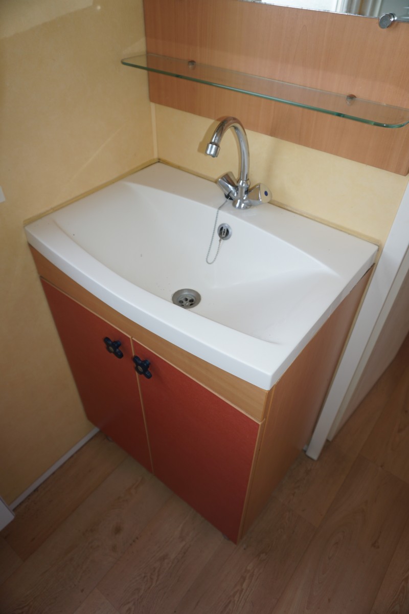 Meuble vasque du mobil home occasion 2 chambres IRM Super Titania Confort 2004