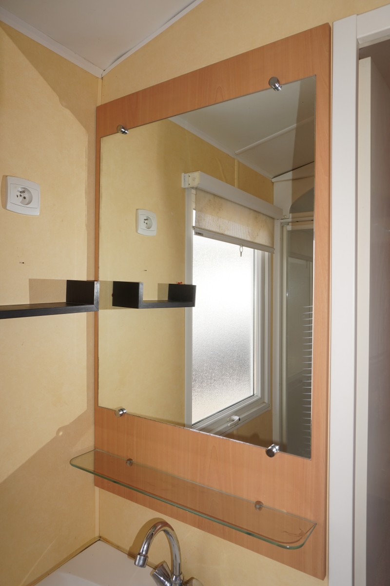 Miroir salle d'eau du mobil home occasion 2 chambres IRM Super Titania Confort 2004