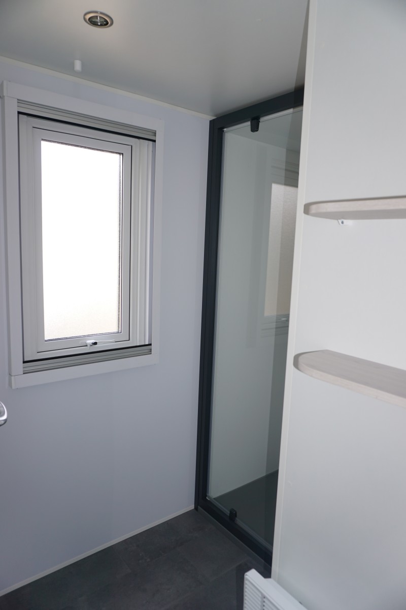 Cabine de douche salle d'eau parentale du mobil home neuf 2 chambres TRIGANO Evo 35 2022