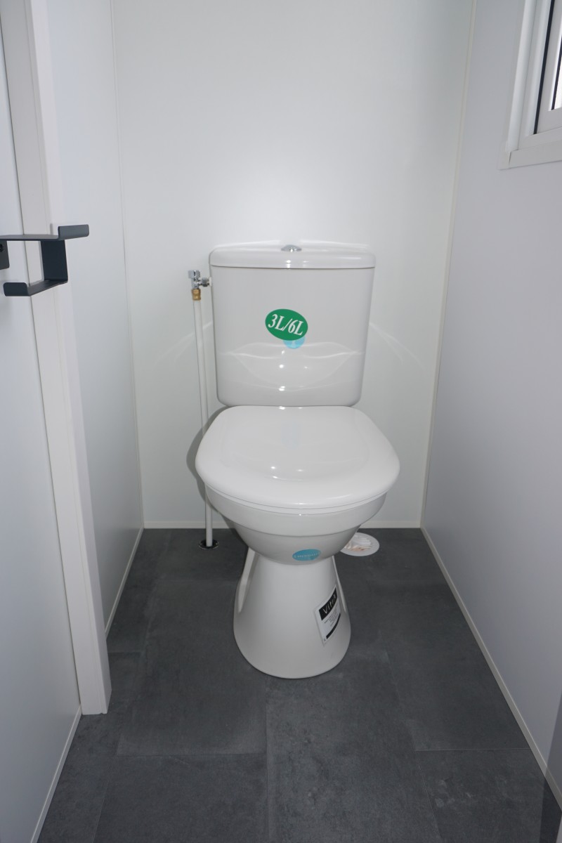 Toilette salle d'eau de la chambre parentale du mobil home neuf 2 chambres TRIGANO Evo 35 2022