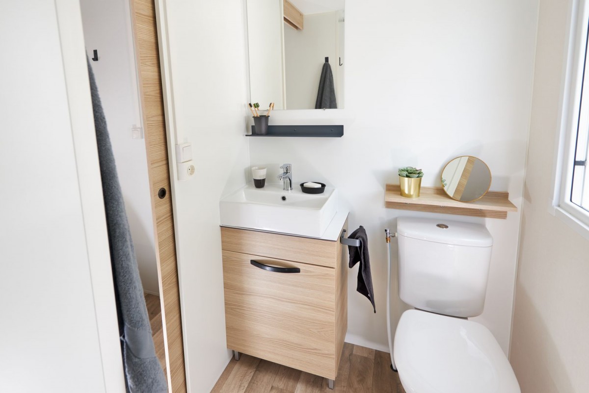 Toilette du mobil home neuf TRIGANO Passion 2022 3 chambres en camping 4 étoiles