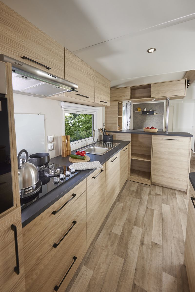 Cuisine du mobil home neuf sur parcelle en camping : TRIGANO Expression 2022 2 chambres