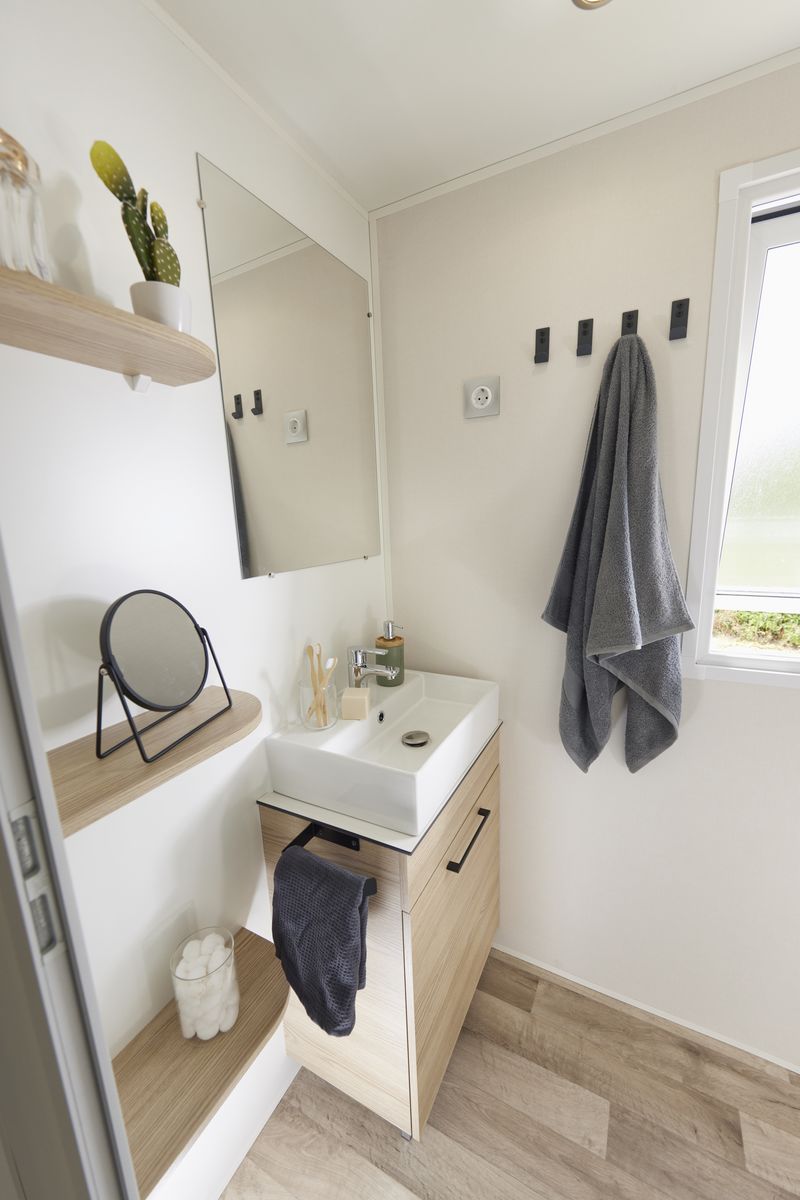 Salle de bain du mobil home neuf sur parcelle en camping : TRIGANO Expression 2022 2 chambres