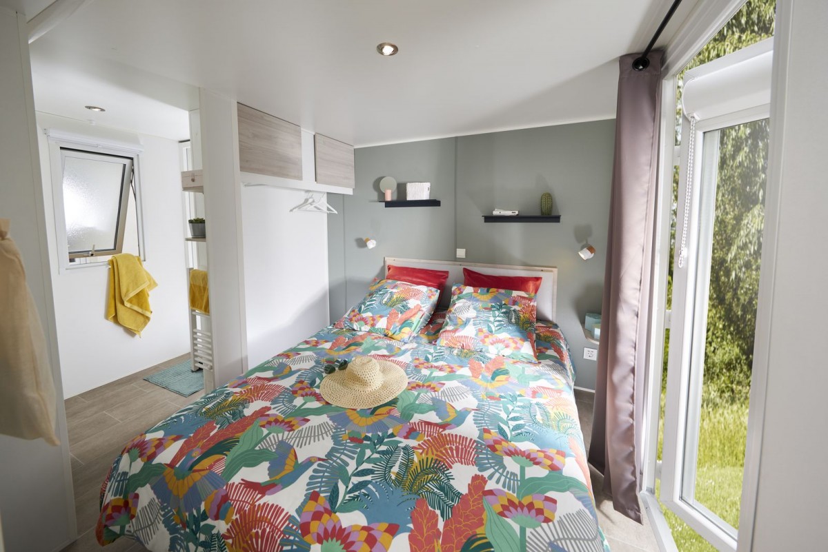 Chambre parentale du mobil home neuf TRIGANO Évolution 35 2 chambres + 2 salles de bains