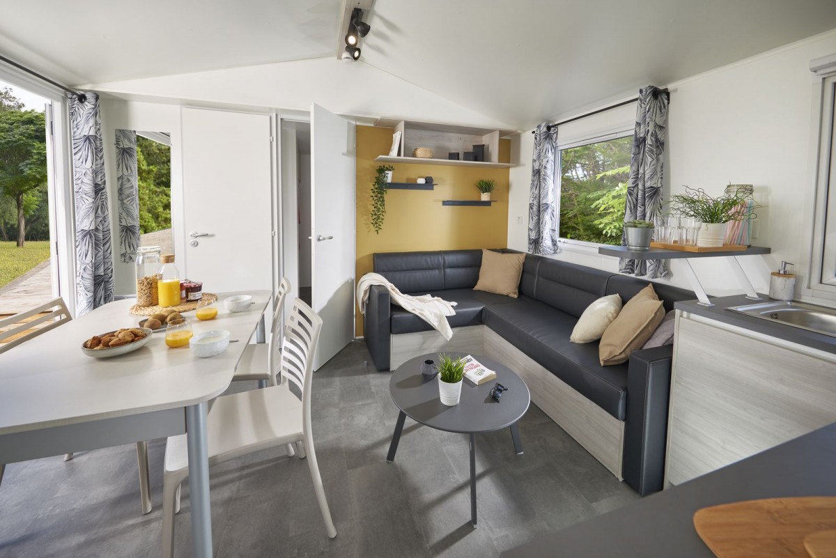 Pièce à vivre du mobil home neuf sur parcelle en camping 4 étoiles : TRIGANO &E