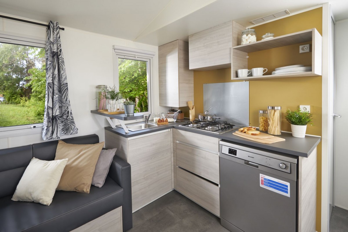 Cuisine du mobil home neuf sur parcelle en camping 4 étoiles : TRIGANO Évolution 33 20