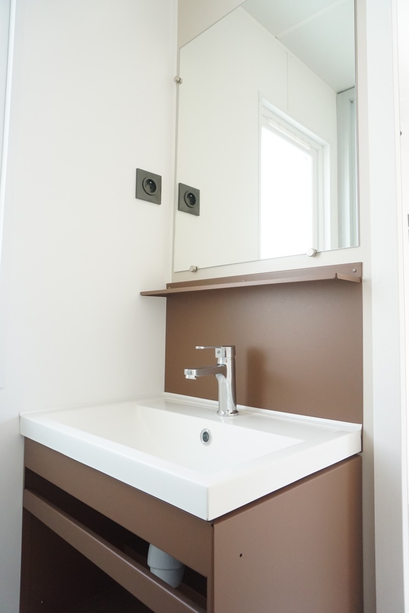 Meuble vasque de la salle d'eau du mobil home 2 chambres IRM Super Mercure Riviera 2022