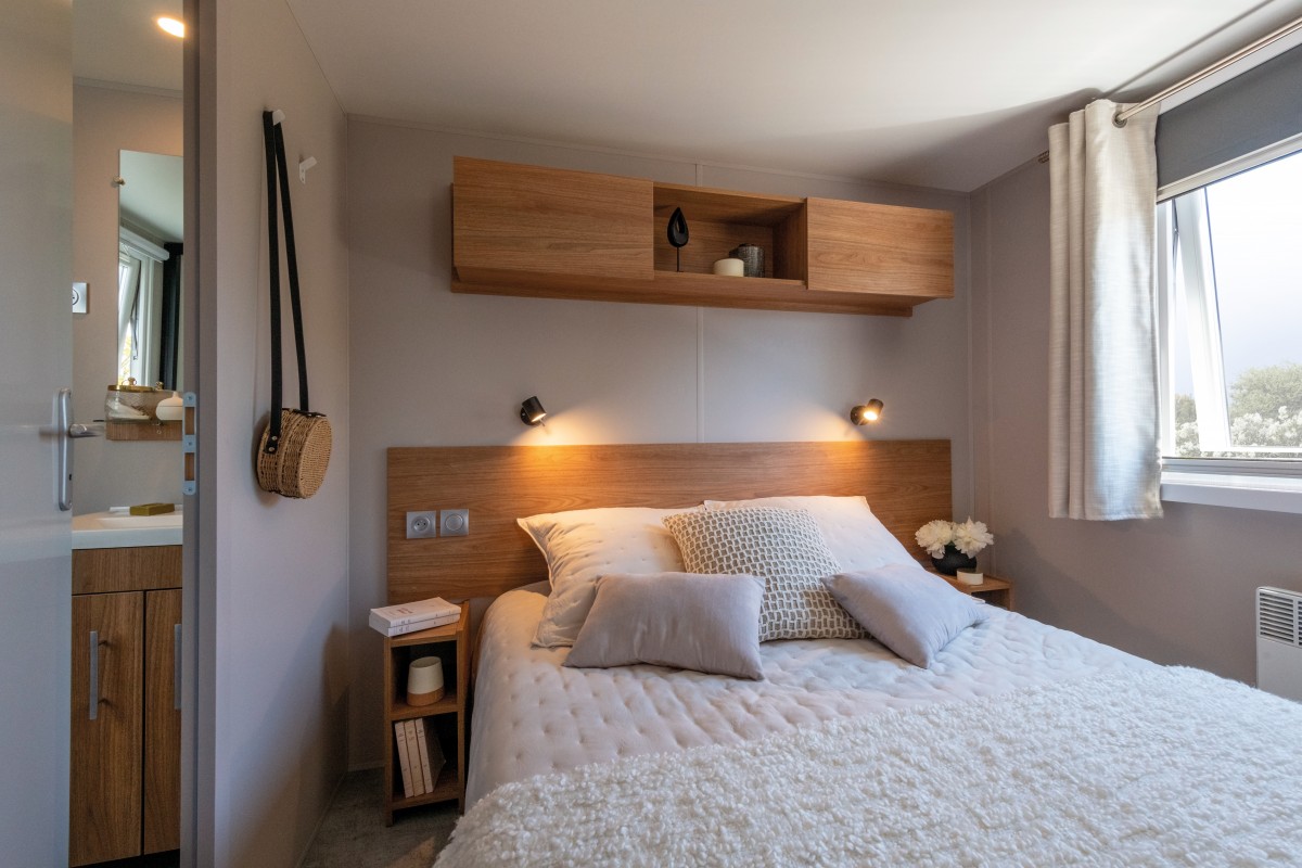 Chambre parentale du mobil home neuf 3 chambres IRM Pivoine