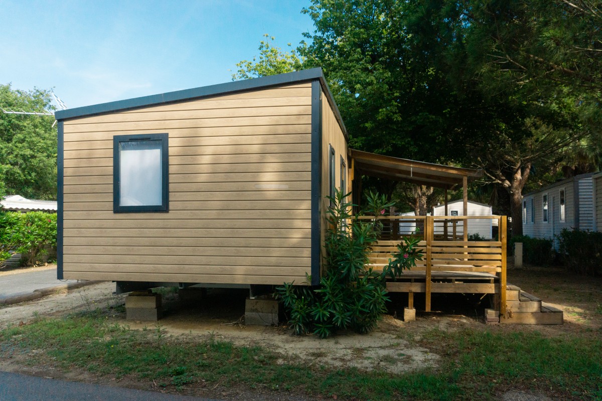 Pignon du mobil home neuf 2 chambres TRIGANO Evo 33 sur sa parcelle en camping