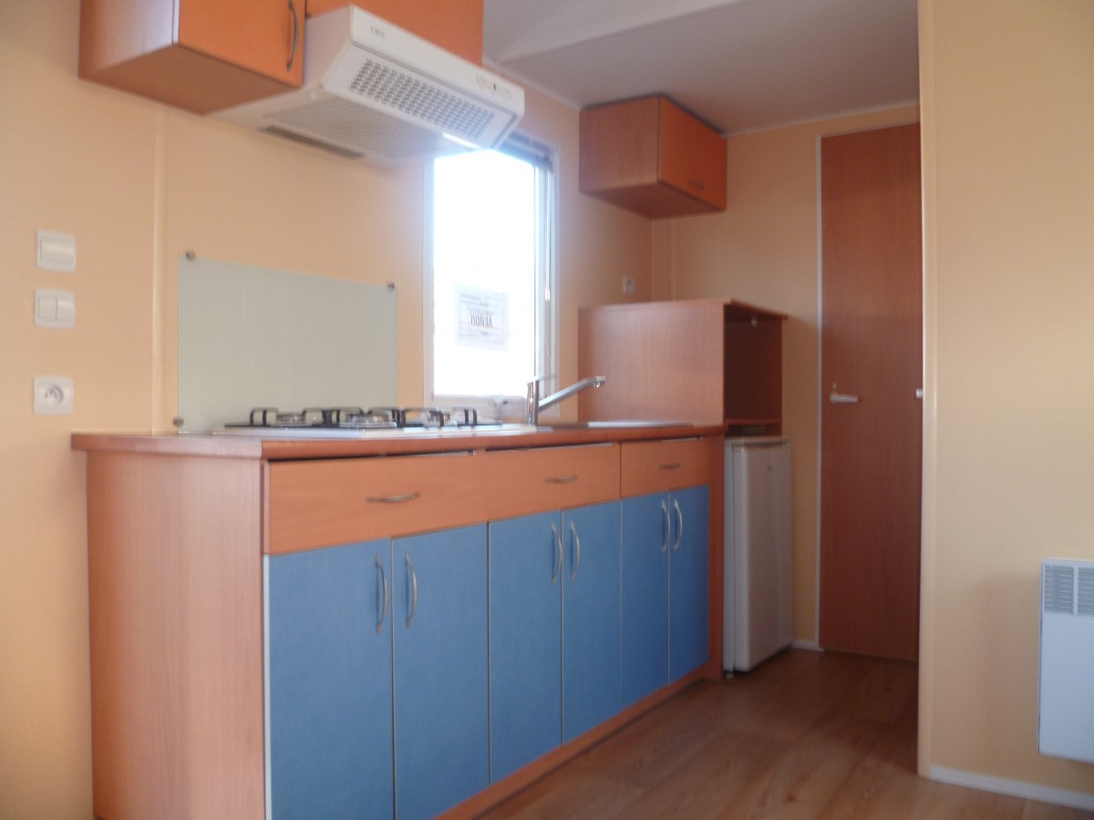 Plaque de cuisson, hotte et frigo top dans la cuisine du mobil home IRM Super Mercure Standard 2003