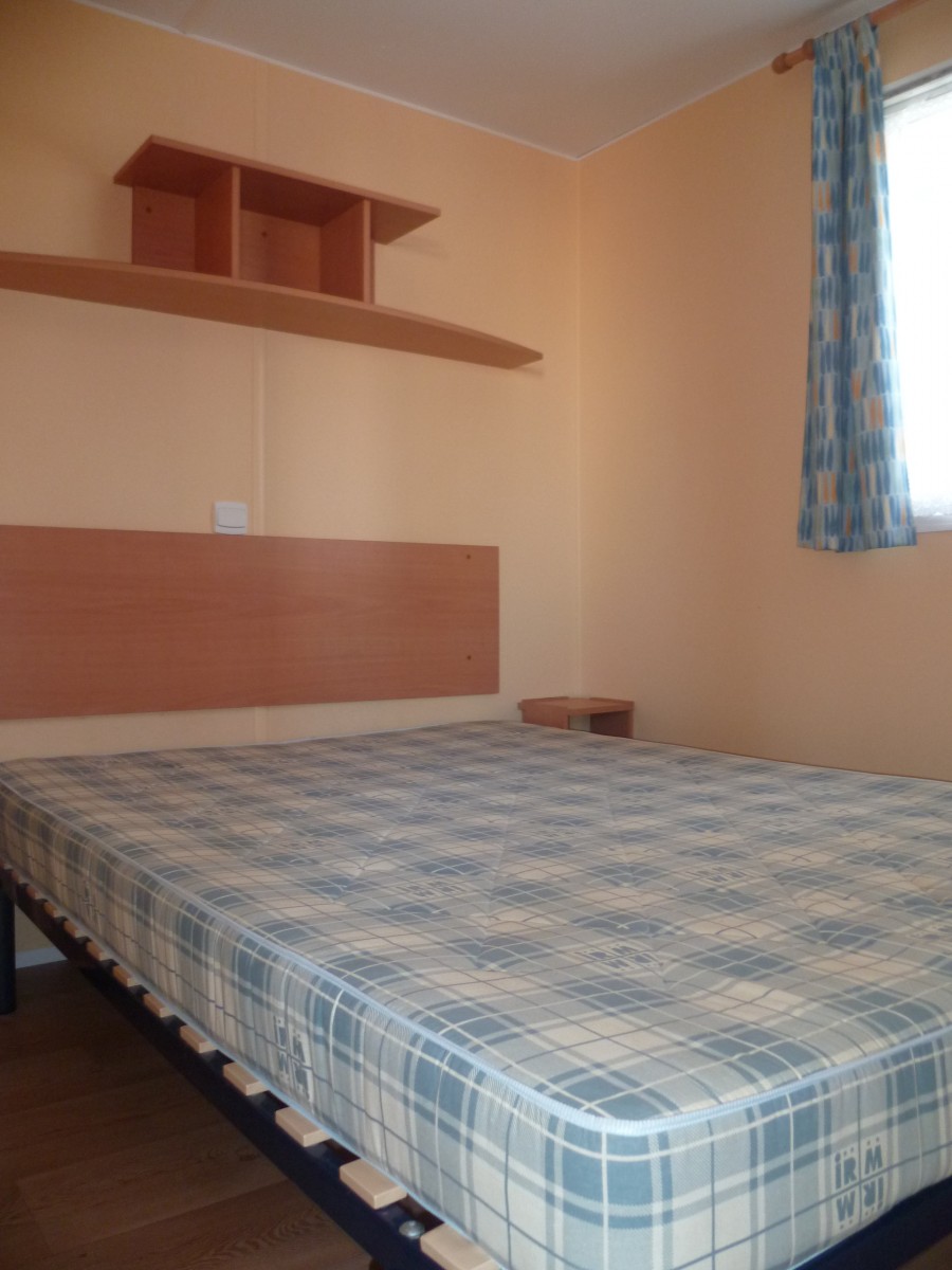 Lit double 140x190cm dans la suite parentale du mobil home IRM Super Mercure Standard 2003