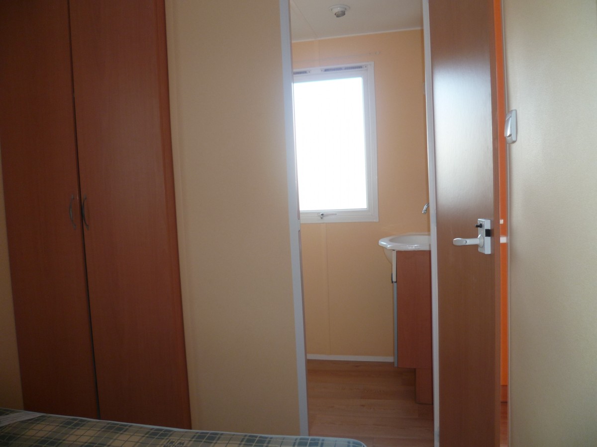 Accès direct salle d'eau suite parentale du mobil home IRM Super Mercure Standard 2003