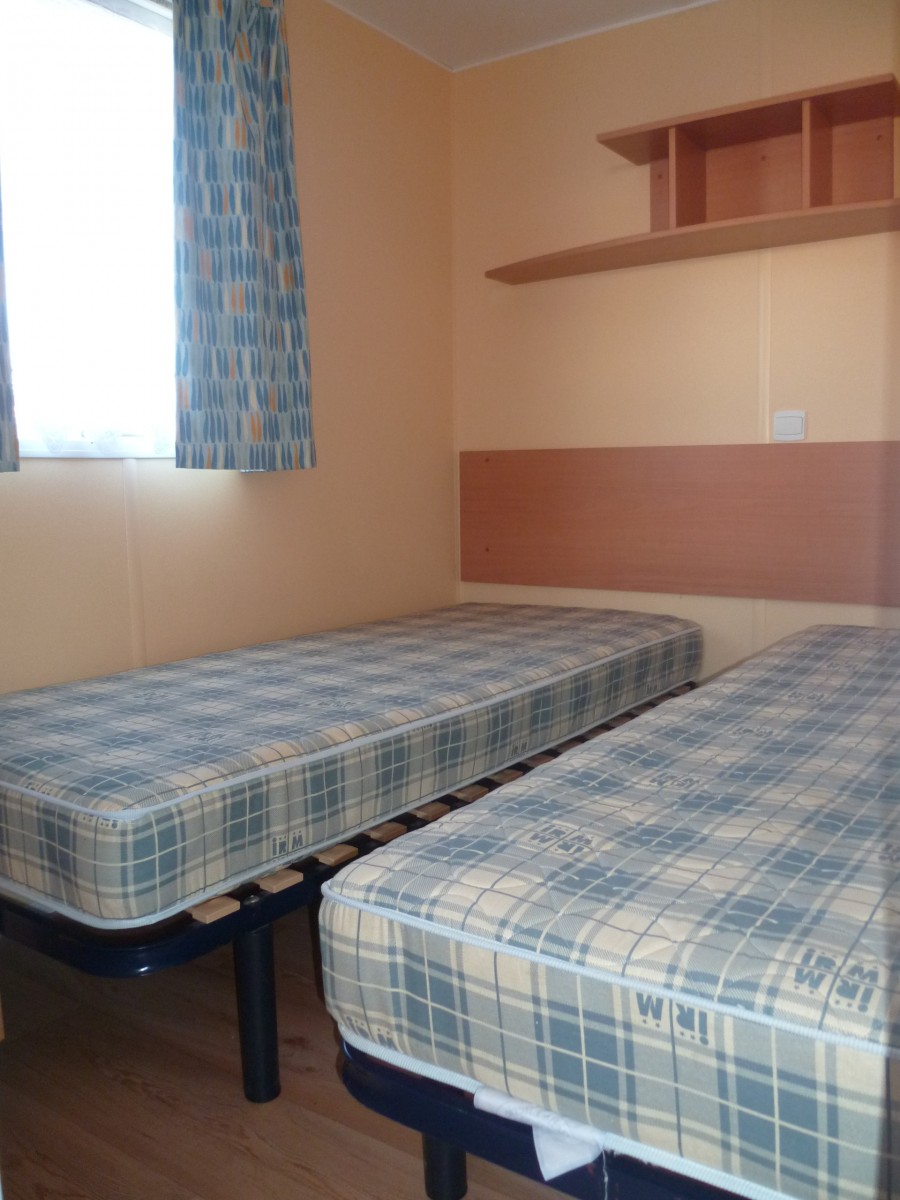 Lits jumeaux 80x190cm dans la chambre 2 du mobil home IRM Super Mercure Standard 2003
