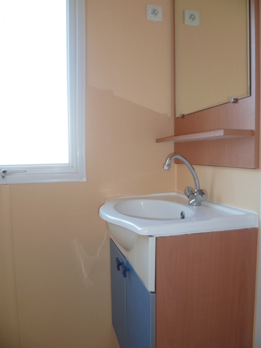 Beau meuble vasque et miroir dans la salle d'eau du mobil home IRM Super Mercure Standard 2003