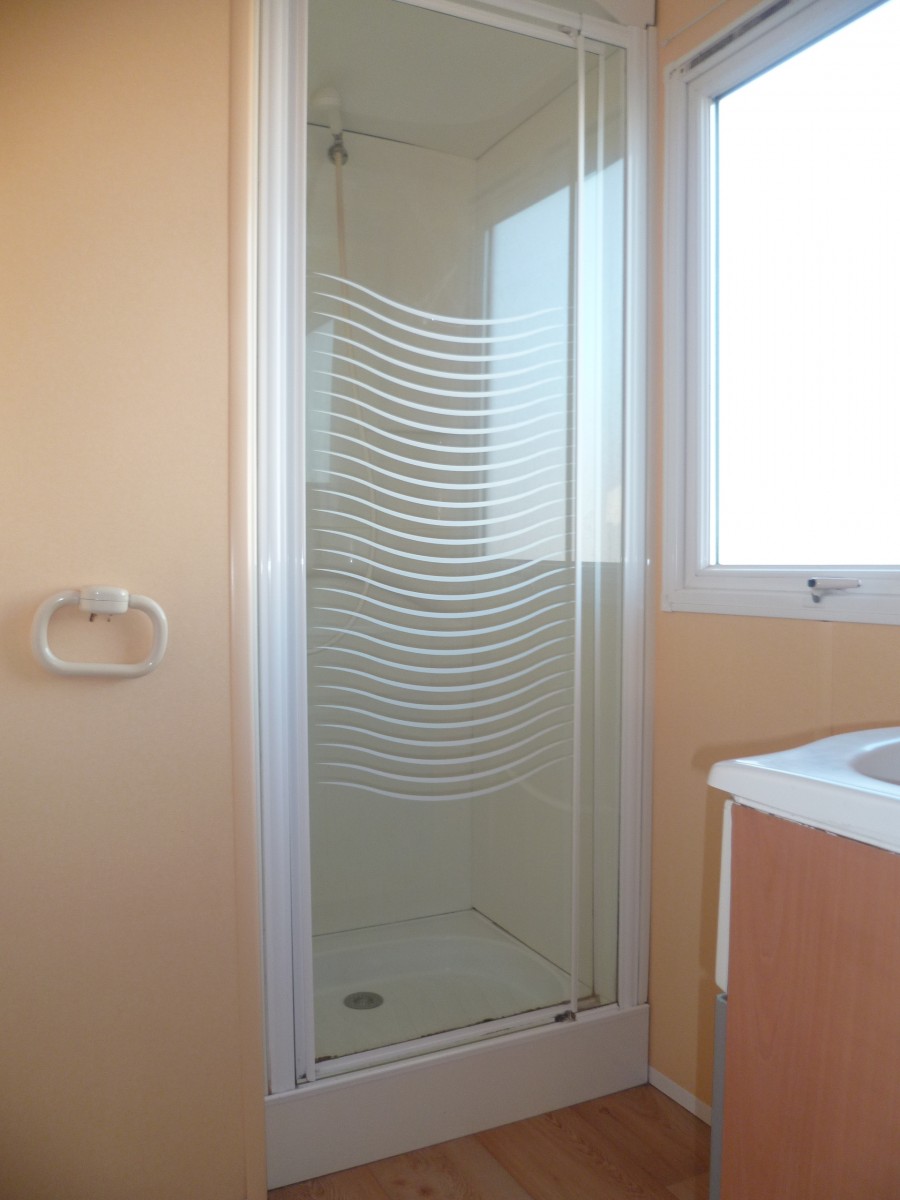 Cabine de douche 70x70cm dans la salle d'eau du mobil home IRM Super Mercure Standard 2003