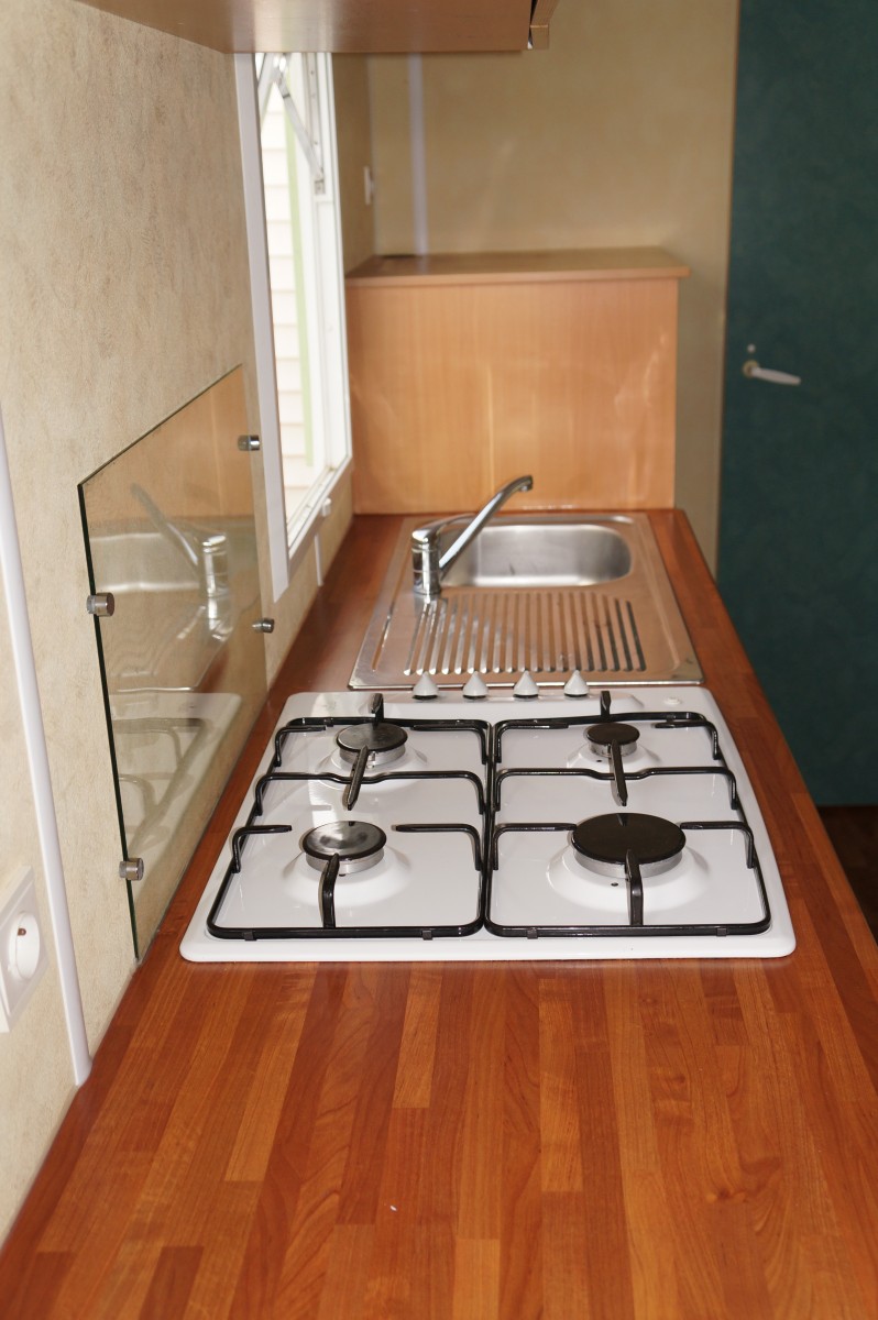 mobil home d'occasion IRM Super Mercure standard 2002 cuisine avec plaque de cuisson 4 feux gaz