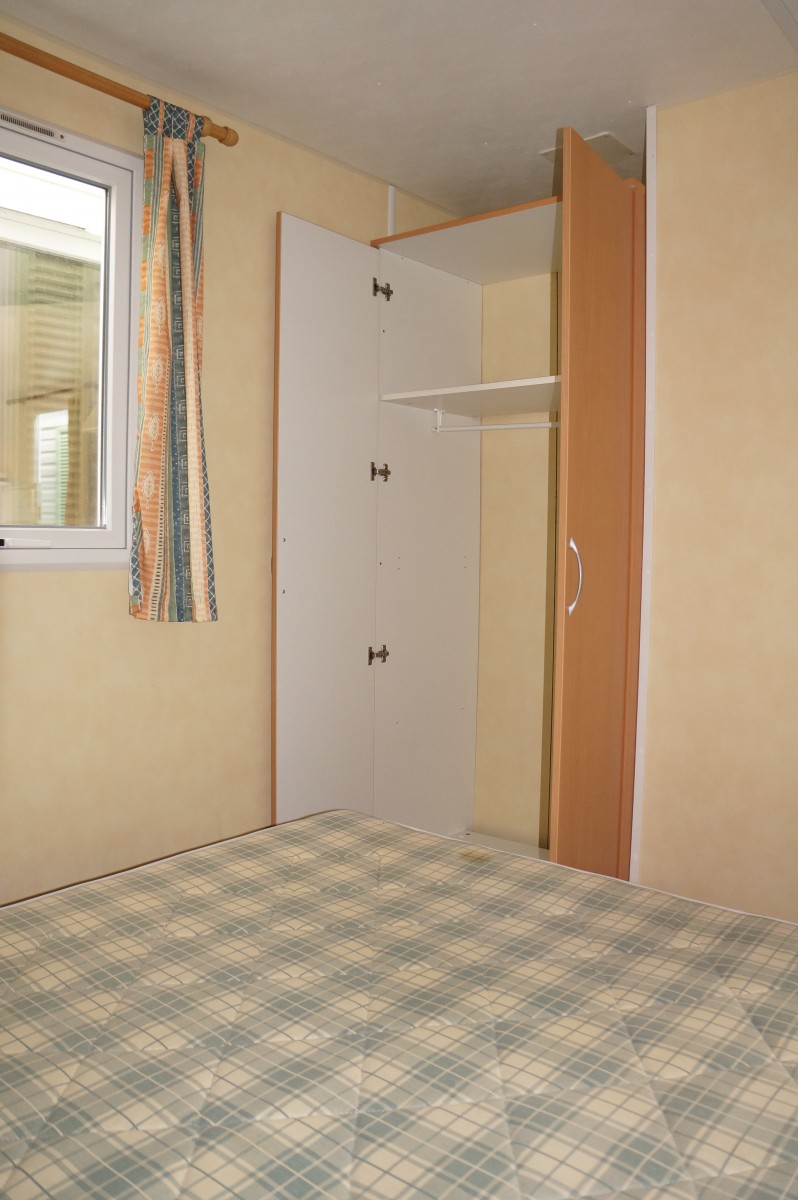 mobil home d'occasion IRM Super Mercure standard 2002 suite parentale avec grande armoire penderie