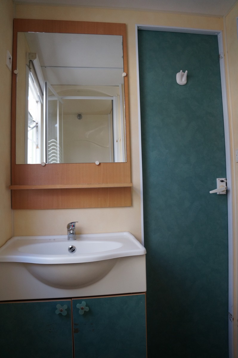 Meuble vasque dans la salle d'eau du mobil home d'occasion IRM Super Mercure standard 2002